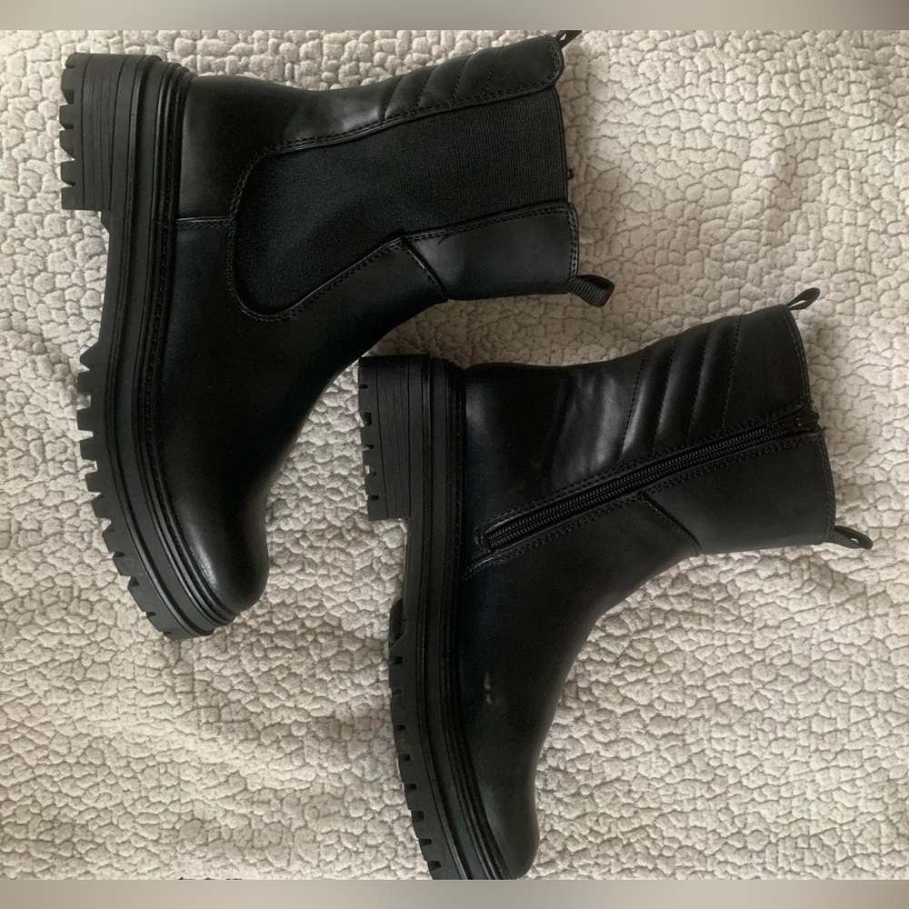 Size 8, black boot